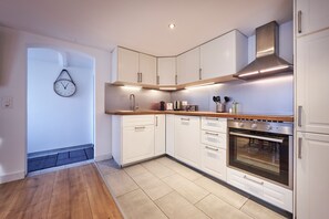 Micro-ondes, four, plaque de cuisson, lave-vaisselle