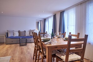 Dining - Fantastic 2 Bedroom Garden Apartment with Mountain View in Interlaken (Matten bei Interlaken)