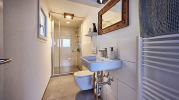 Dusche, Haartrockner, Handtücher, Seife