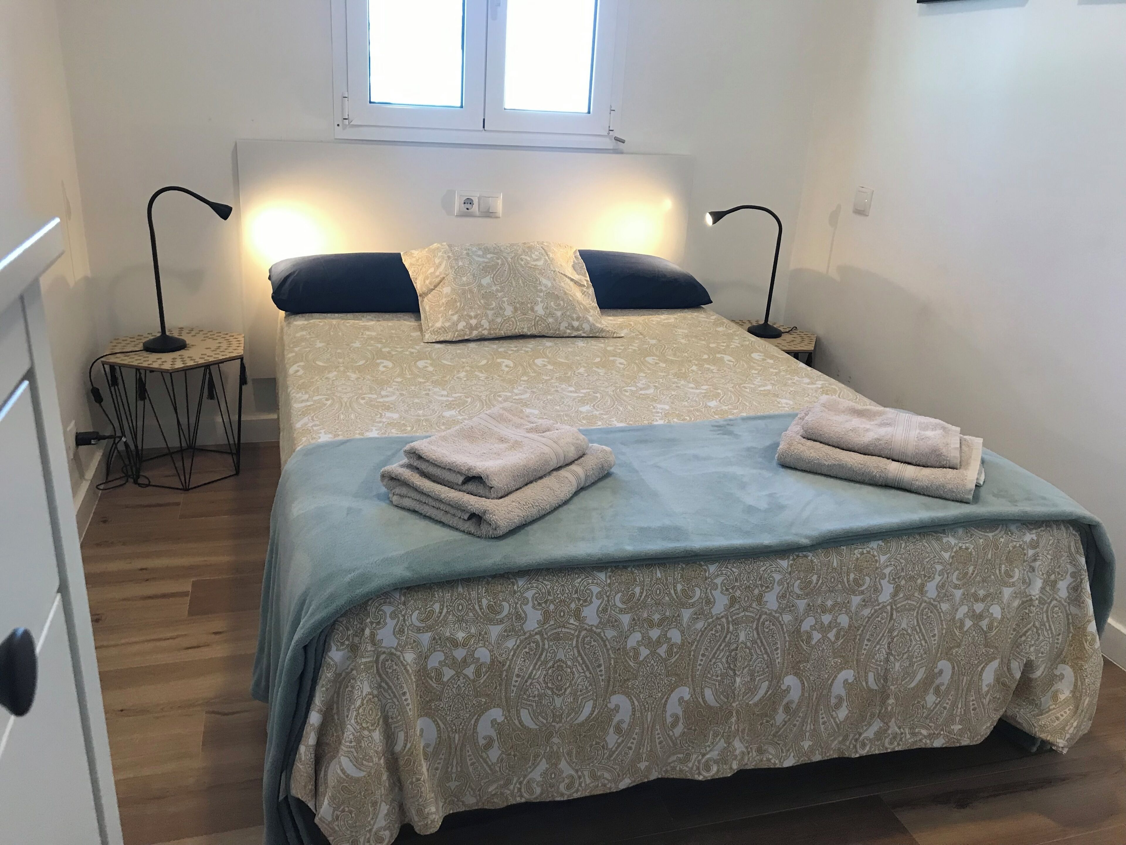 2 habitaciones, tabla de planchar con plancha, cuna de viaje y wifi 