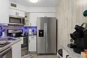 Private kitchen - Apartment in Orlando: Golf Resort, Pool, and more! (Orlando)