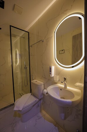 Combined shower/bathtub, free toiletries, hair dryer, towels - Cairo Soul (Cairo)