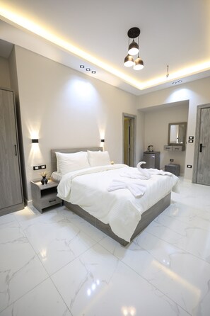 Comfort-værelse med dobbeltseng eller 2 enkeltsenge - byudsigt | Gratis Wi-Fi