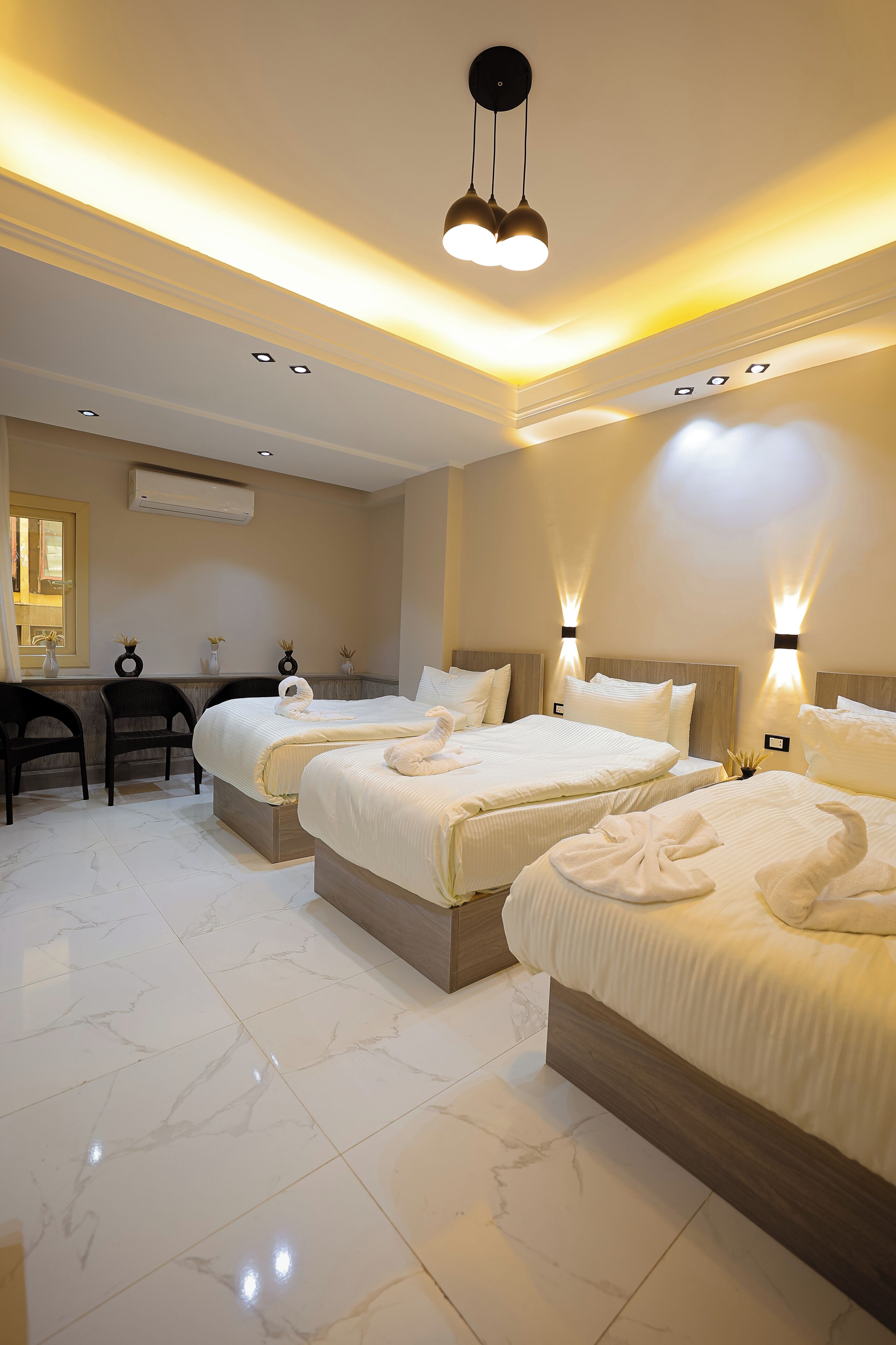 Comfort-Dreibettzimmer | Hochwertige Bettwaren, Betten mit Memory-Foam-Matratzen