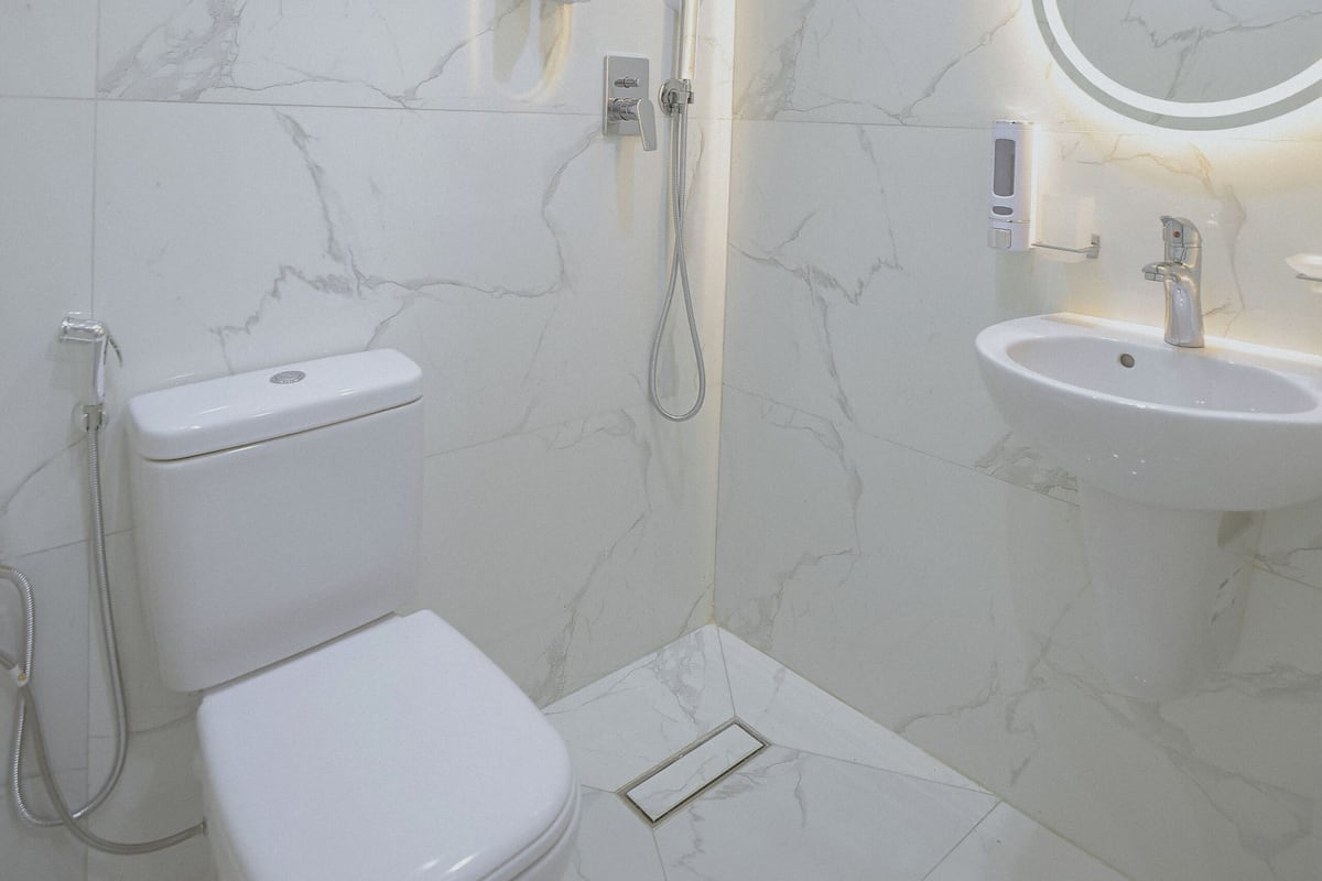 Kombination af bruser/badekar, gratis toiletartikler, hårtørrer