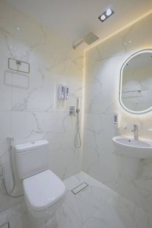 Kombination af bruser/badekar, gratis toiletartikler, hårtørrer