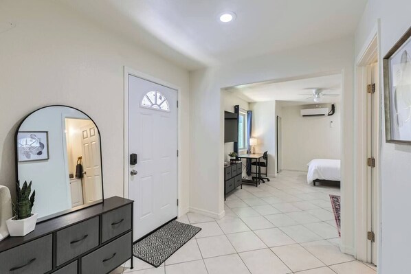 Silitysrauta/-lauta, Wi-Fi, vuodevaatteet