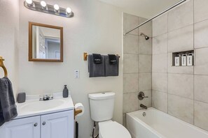 Haartrockner, Handtücher, Seife, Toilettenpapier
