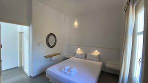 Departamento Confort, vista a la ciudad | Caja de seguridad en la habitación y tabla de planchar con plancha
