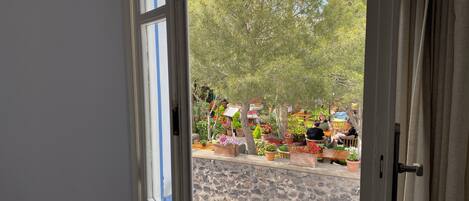 Caja de seguridad en la habitación y tabla de planchar con plancha