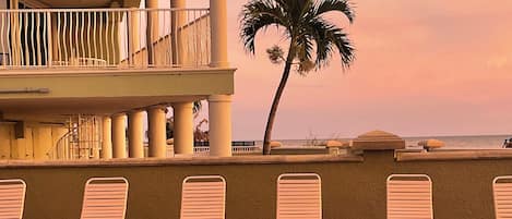 Een buitenzwembad en een verwarmd zwembad