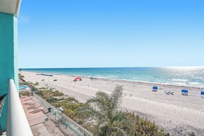 Plage, chaises longues, serviettes de plage