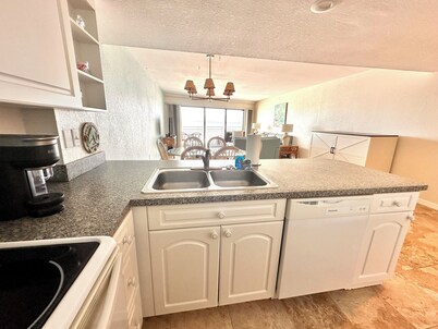 Chateaux - Gulf Front Condo in Indian Shores, Sleeps 6, Heated Pool and Views