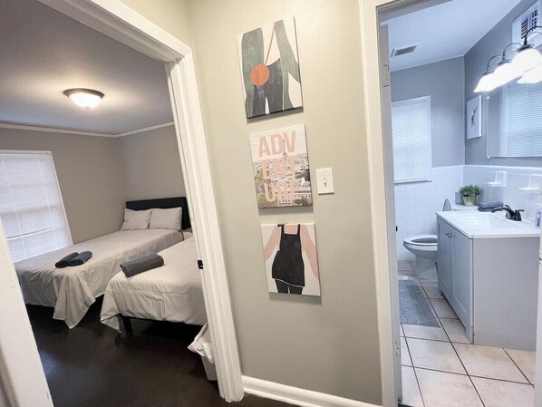 9 habitaciones, tabla de planchar con plancha y wifi gratis 