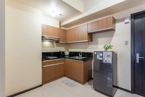 Refrigerador, microondas, placa de cocina, cafetera/tetera