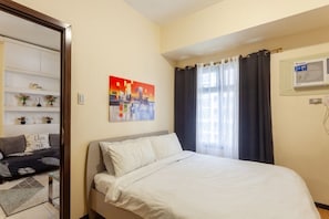 1 habitación, tabla de planchar con plancha y ropa de cama