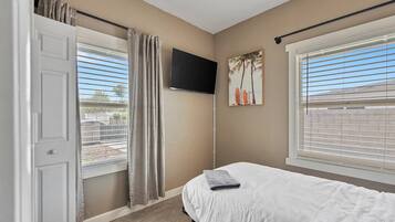 3 bedrooms, iron/ironing board, WiFi, bed sheets