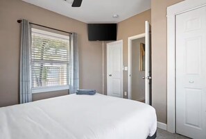 3 عدّة غرف نوم ومكواة/لوح كي وواي فاي وملاءات أسرّة