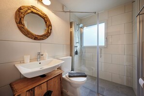 Regadera, secadora de cabello, toallas, jabón