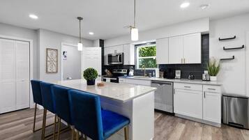 Mikrowelle, Ofen, Herdplatte, Geschirrspüler