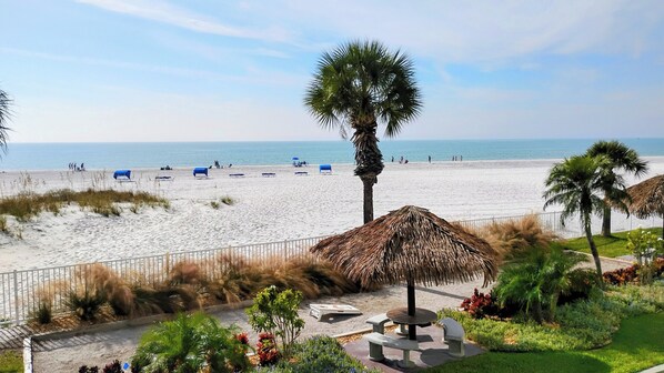 Plage, chaises longues, serviettes de plage