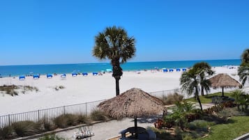 Plage, chaises longues, serviettes de plage