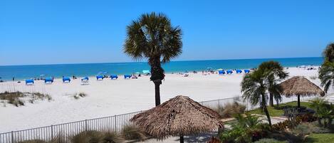 Plage, chaises longues, serviettes de plage