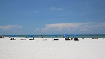 Chaises longues, serviettes de plage