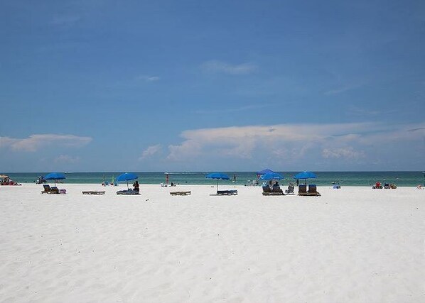 Chaises longues, serviettes de plage