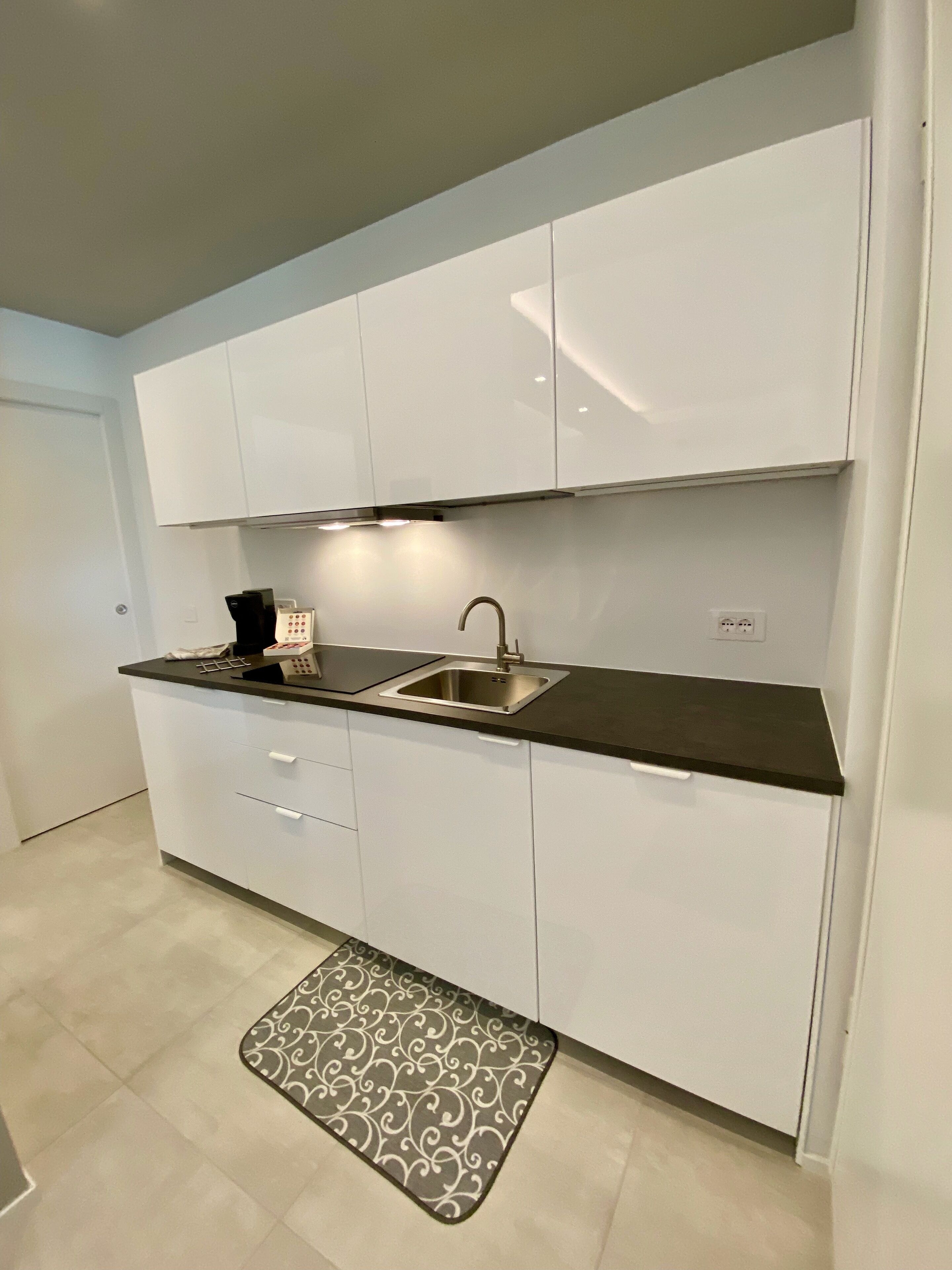 Frigorifero, microonde, piano cottura, lavastoviglie