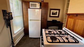 Four à micro-ondes, un four, surface de cuisson