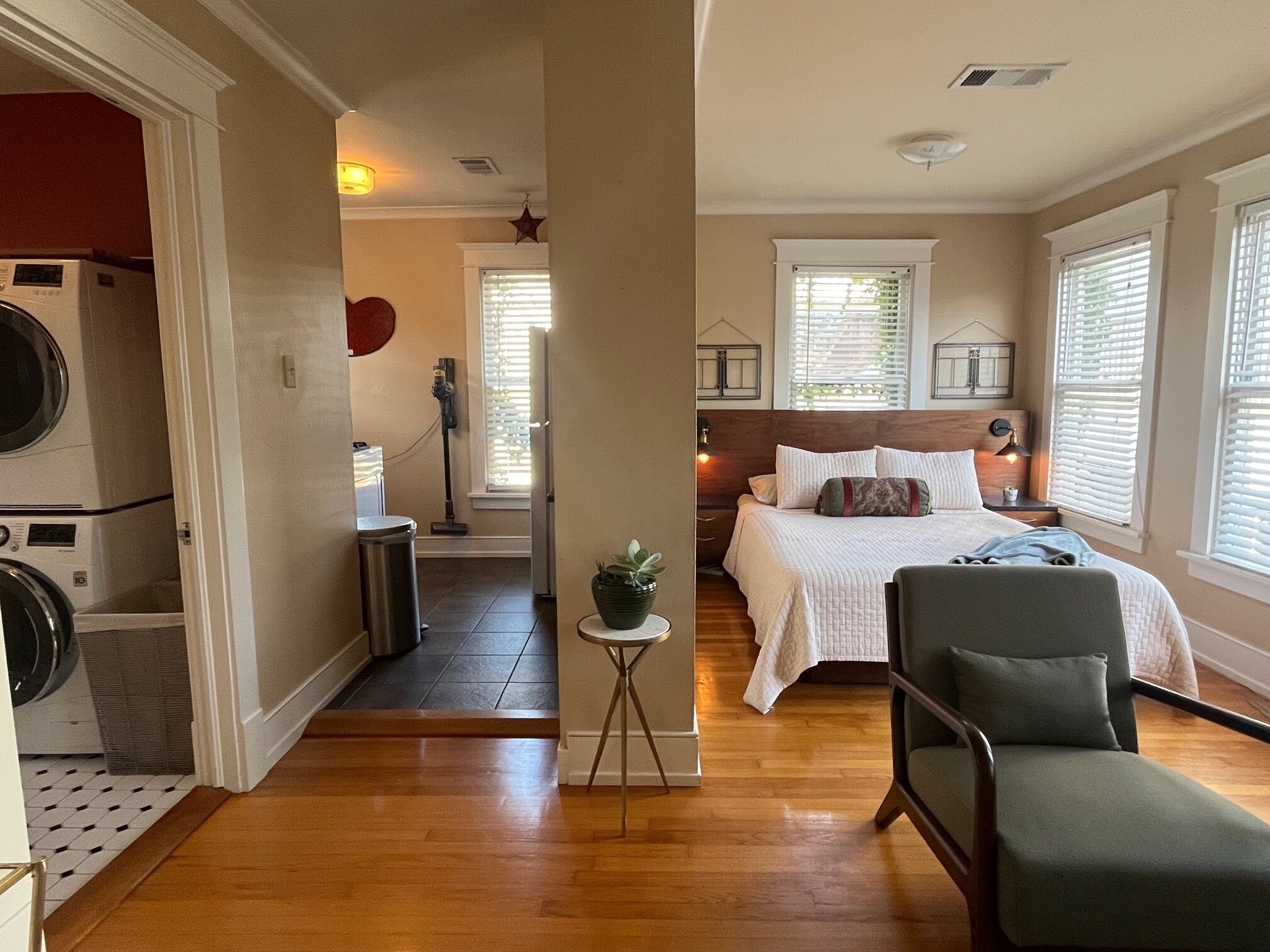 1 dormitori, planxa i posts de planxar, wifi i roba de llit 