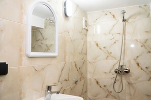 Luxury Double Room | Bathroom | Combined shower/tub, free toiletries, hair dryer, towels - TIFAWINE STAY IMSOAUNE SURF AND YOUGA (Imsouane)