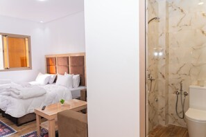 Chambre Confort double ou avec lits jumeaux | Aire de séjour | Téléviseur