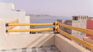 A balcony with a view of the sea and mountains. - TIFAWINE STAY IMSOAUNE SURF AND YOUGA (Imsouane)