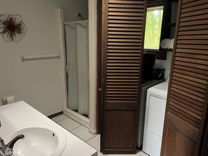 Dusche, Haartrockner, Handtücher, Seife