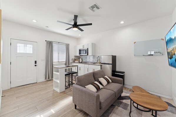 Smart TV - Easy PHX Living 1BR w/King Bed (Phoenix)