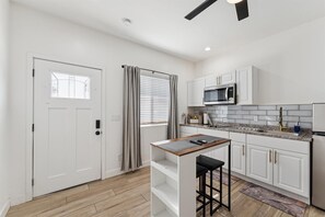 Jääkaappi, mikroaaltouuni, kahvin-/teenkeitin, leivänpaahdin