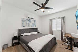 1 bedroom, iron/ironing board, Internet, bed sheets - Easy PHX Living 1BR w/King Bed (Phoenix)