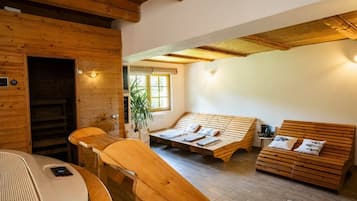 Un sauna, una bañera de hidromasaje, masajes