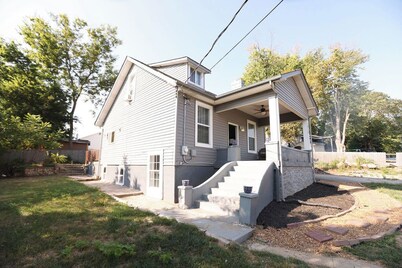 Freshly updated bungalow near Kimmswick and major highways- Prime Location