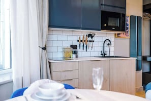 Refrigerador, microondas, utensilios de cocina