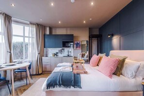 Tabla de planchar con plancha, wifi y ropa de cama