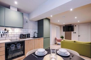 Jääkaappi, uuni, liesi, astianpesukone