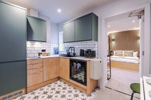Refrigerador, placa de cocina, lavavajillas, utensilios de cocina