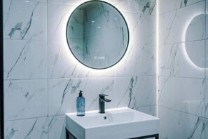 Shower, hair dryer - Stylish 1BR Studio with Luxury Finishes (Conwy Principal Area)