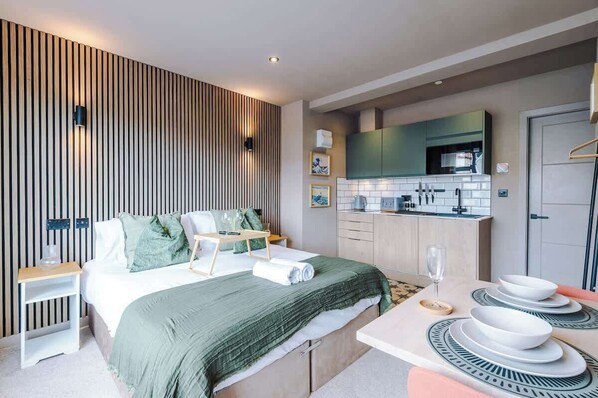 Iron/ironing board, WiFi, bed sheets - Stylish 1BR Studio with Luxury Finishes (Conwy Principal Area)