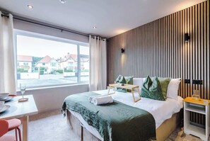 Iron/ironing board, WiFi, bed sheets - Stylish 1BR Studio with Luxury Finishes (Conwy Principal Area)