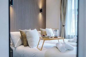 Tabla de planchar con plancha, wifi y ropa de cama 