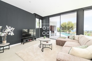 TV - Villa Mar y Monte, saltwater pool, sea and mountain views, by OYOOSTAYS (Benissa)